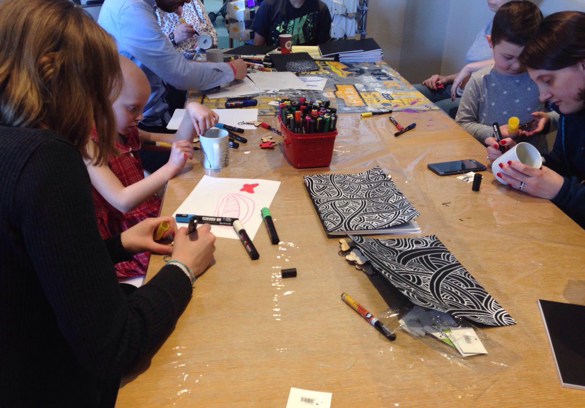 GustaveRoussy's tweet photo. Un après-midi créatif pour les adolescents et les enfants hospitalisés à Gustave Roussy qui ont découvert la customisation d'objets grâce à la présence du street-artiste @jordanesaget et @ImagineforMargo. Merci à vous pour ce moment de détente 🖍️✨ https://t.co/gDYM1OwnAr