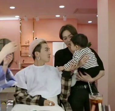 luvmeloveme's tweet photo. 국대 축구선수 믾오가 결손가정을 위한 기부금모금 화보촬영하는데

국대 담당 닥터에서 육아휴직 중인 짆우가 아기 데리고 촬영 구경 옴

평소와 다른 믾오 아빠의 모습에 아이가 울음을 터트리자 상처받은 표정의 송믾오 선수. https://t.co/2vfFCKIAtL