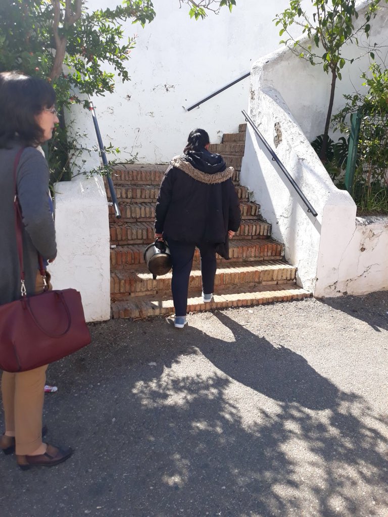 psoecarmona's tweet photo. Hoy nuestras concejalas han visitado a l@s vecin@s de la C/Amapola  y nos han trasladado, de primera mano ,las deficiencias que presenta la barriada. 
Según ell@s están hart@s de que sus demandas no sean atendidas por el gobierno del PP de Juan Ávila. #EstamosPorTí https://t.co/rCBc5ubBlK