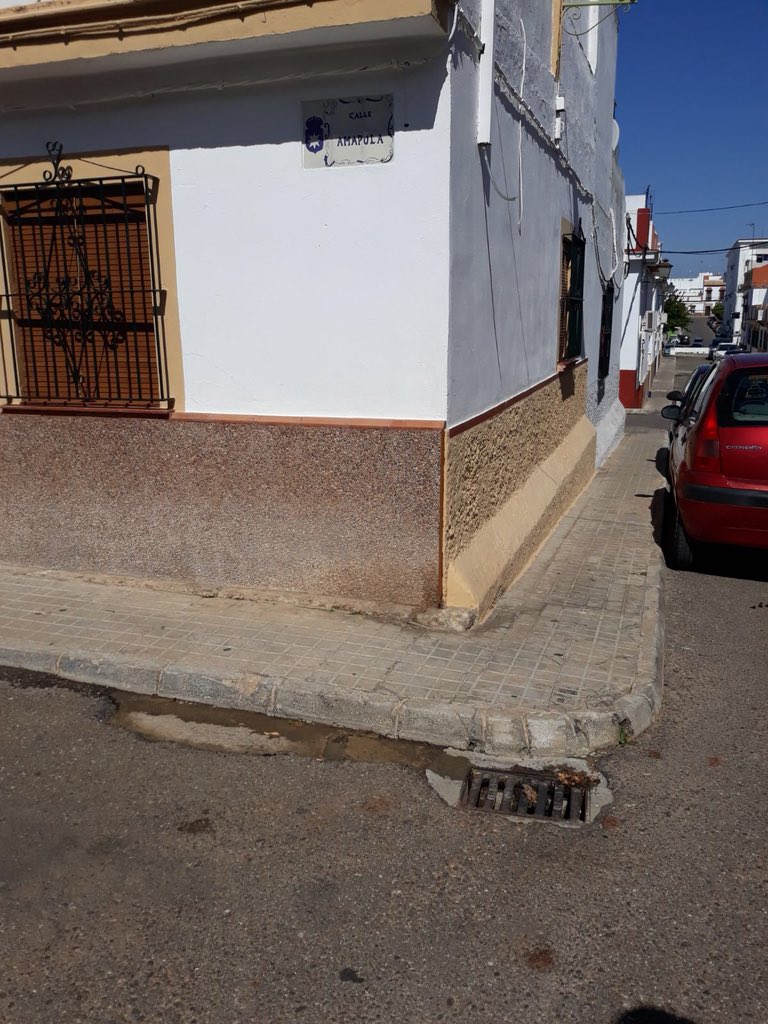 psoecarmona's tweet photo. Hoy nuestras concejalas han visitado a l@s vecin@s de la C/Amapola  y nos han trasladado, de primera mano ,las deficiencias que presenta la barriada. 
Según ell@s están hart@s de que sus demandas no sean atendidas por el gobierno del PP de Juan Ávila. #EstamosPorTí https://t.co/rCBc5ubBlK