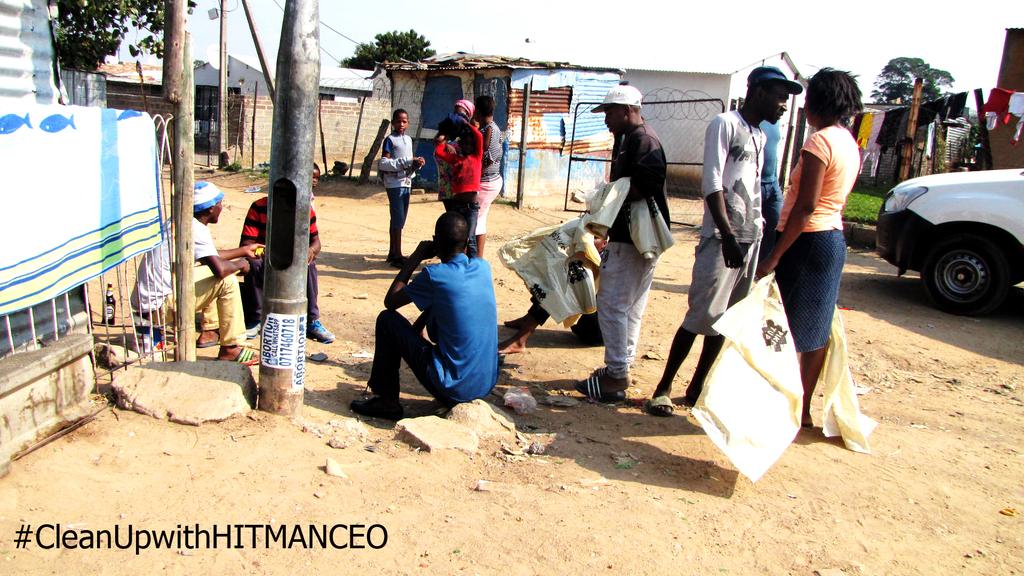 CleanUpWithHit's tweet image. @CleanUpWithHit went around Diepsloot extension 2 on the 1st of May 2018 creating awareness on littering and how we can all come together in keeping our city clean, @CleanerJoburg disposal bags were donated to the community as part of the awareness
#CleanUpwithHITMANCEO