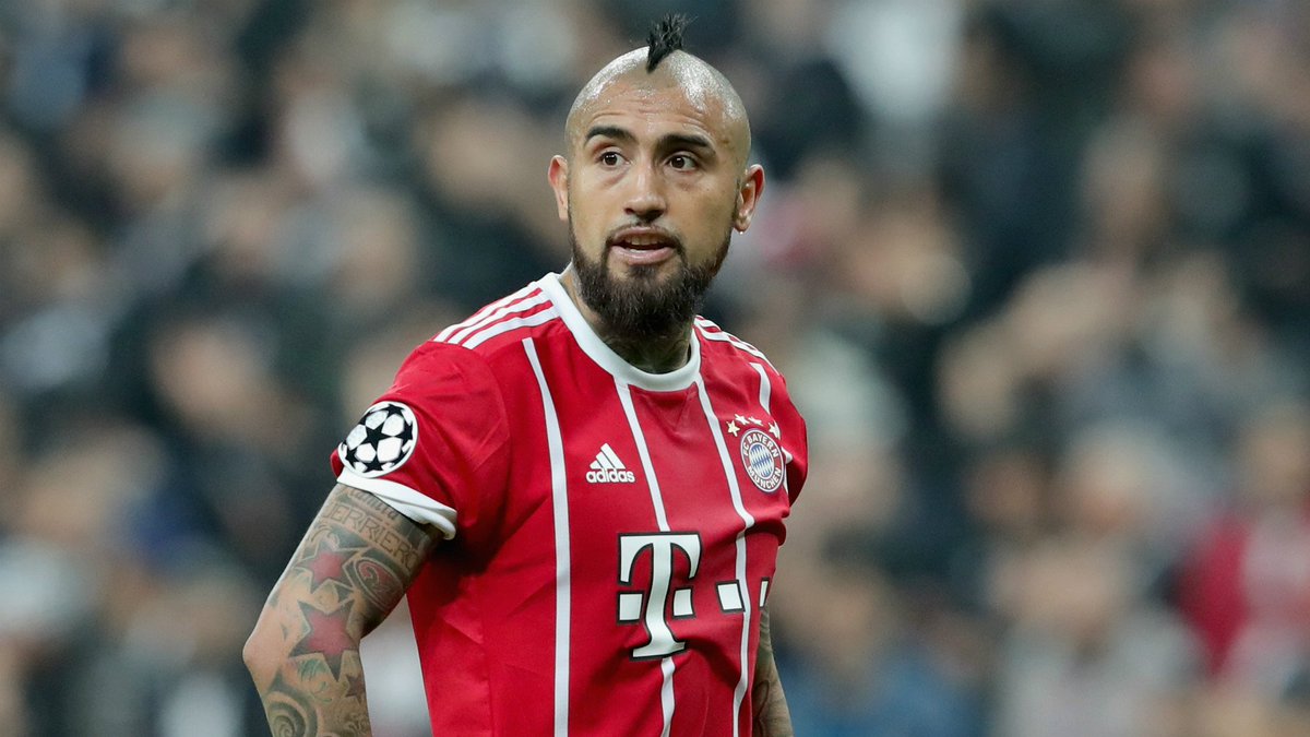 mundohcl's tweet photo. ¿En qué lío se metió ahora? Polémico emoji tiene entre la espada y la pared a Arturo Vidal. Acá te contamos los detalles 😮⚽👉https://t.co/GAzkQvQvcZ https://t.co/c1tRSFBonT