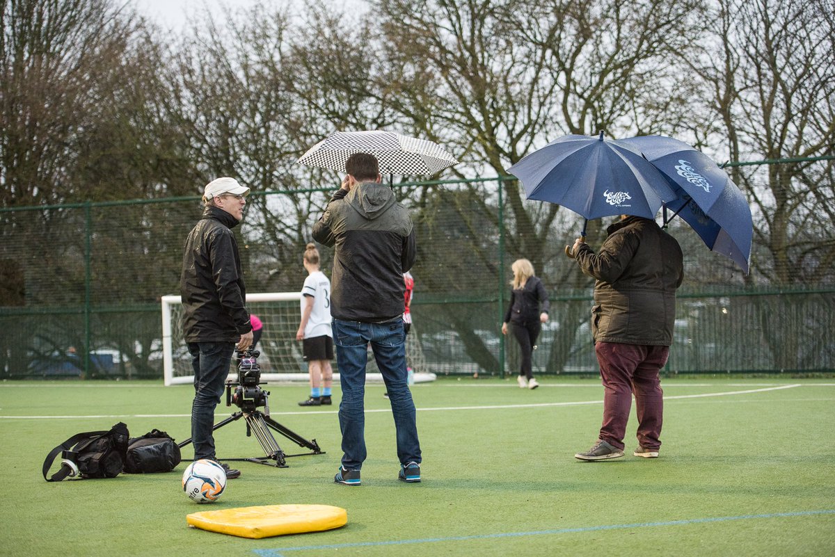 SunfacerVideo's tweet image. Filming at #400fps in the rain with @wessexwater #slowmotion #sonyfs700