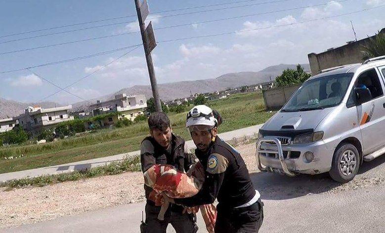 SyriaCivilDef's tweet photo. 5 civilians were killed and several injured, mostly women and children, as a result of an air strike with two missiles on the village of #Mshemshan in the western countryside of #Idlib. White Helmets teams worked to retrieve the victims and continue the rescue operation. https://t.co/ozicIGSAyX