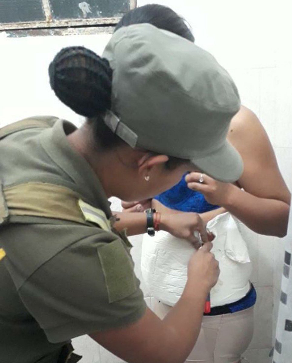 PatoBullrich's tweet photo. Tres mujeres llevaban adosados a su cuerpo 8 kilos de cocaína con el isotipo de un delfín, marca que usa el Cartel del Golfo para identificar su droga. Las detuvimos en #Salta a través de @gendarmeria, e incautamos el millonario cargamento. Rumbo a una #ArgentinaSinNarcotráfico https://t.co/Kt4EUC3iEk