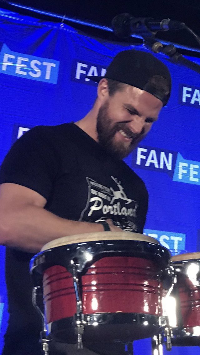 MelliDuevel's tweet photo. Ok #ArrowFandom it’s #SexySmileStephenWednesday #Arrow #StephenAmell @feuer1073 @Huchgirl @SAEBRfan @_treeny_ @tinacakes2014 @danfaz94 @JuneArrow272 @thaller223 @AlexiaRB @kate_1980 @claudiaciprian4 @ClaireGowling @tizzyd2 @Tristakadmiel https://t.co/bmmg2vAcLm