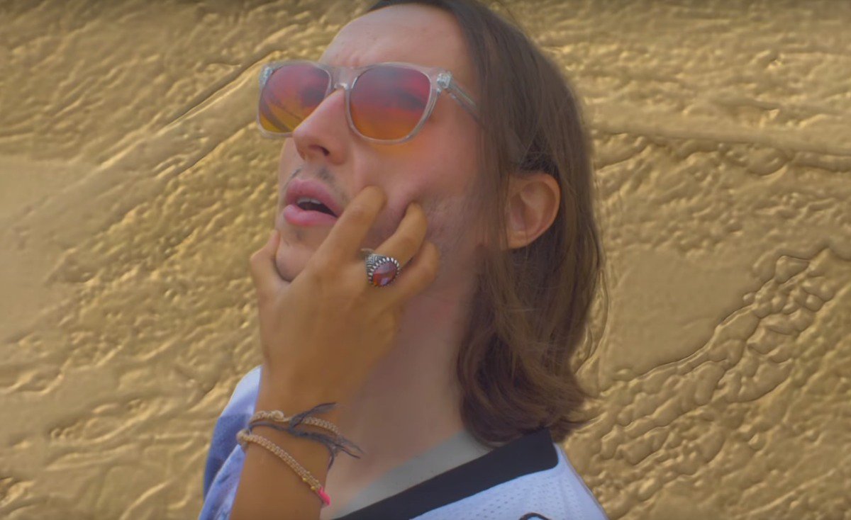 Malca aux prises avec un culte dans le clip de "Shalom"
lesinrocks.com/inrocks.tv/mal…