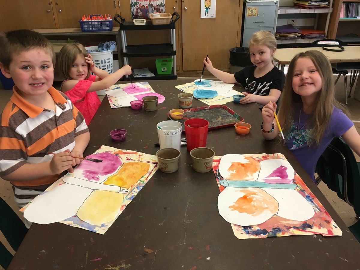 KanekoAmy's tweet photo. 🦋 It’s a beautiful day to paint butterflies 🦋 @MemorialElemen #rcsdpirates https://t.co/zyYTOQtYgr