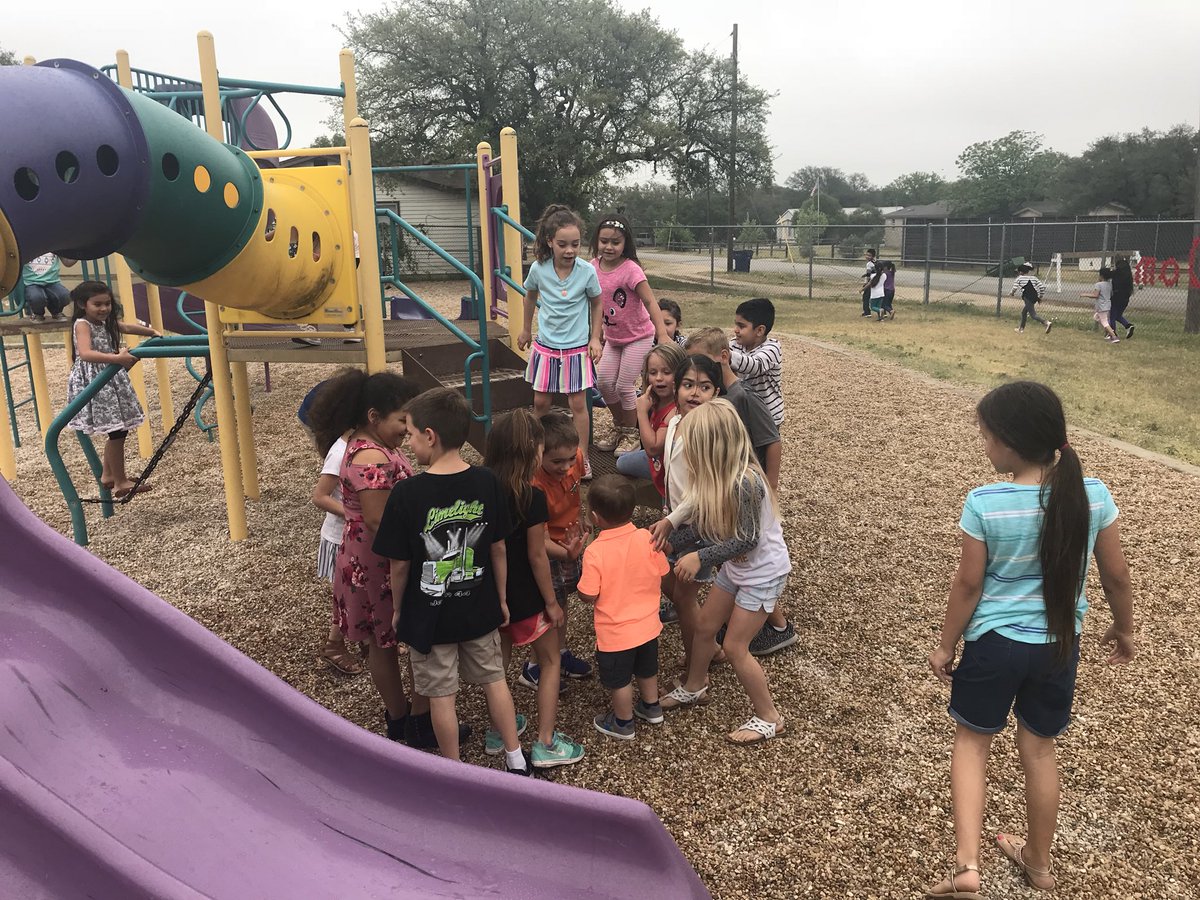 MrsWright1st's tweet photo. When you’re a teacher’s kid, so in order to spend lunch with your mom on your birthday, you have to go to recess. I don’t think he minded 😉 #FESFamily17 #FES2017 #teacherskid #teachermom #recess https://t.co/P4niGFrYlI