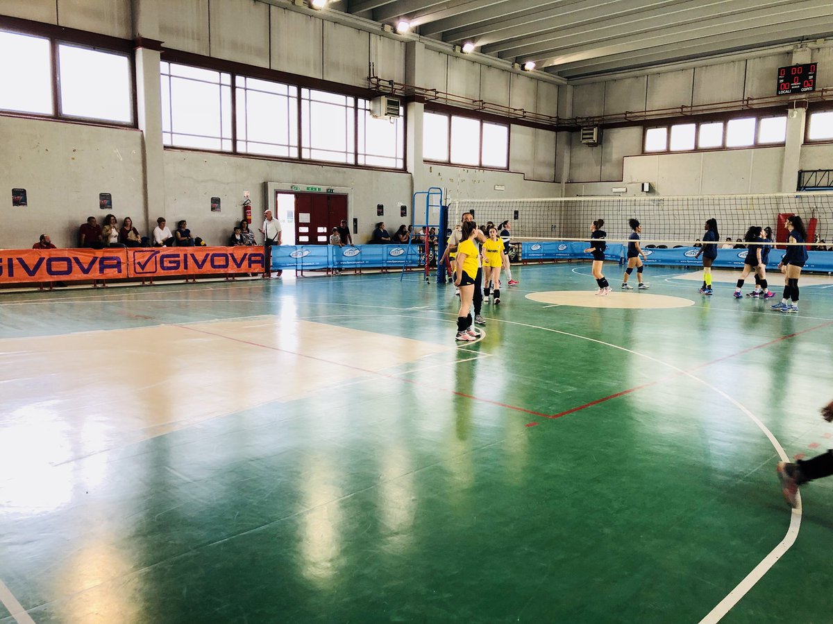 SottoreteFipav's tweet photo. Live #Final4 #Under16F ad #Arzano un #plauso speciale per i nostri #volontari che sanno rendere #possibile L’impossibile @FIPAVCampania @Federvolley #volley #pallavolo #sport 🏐😉🙌🤙💪😍👏 https://t.co/7kf6CBqlt1