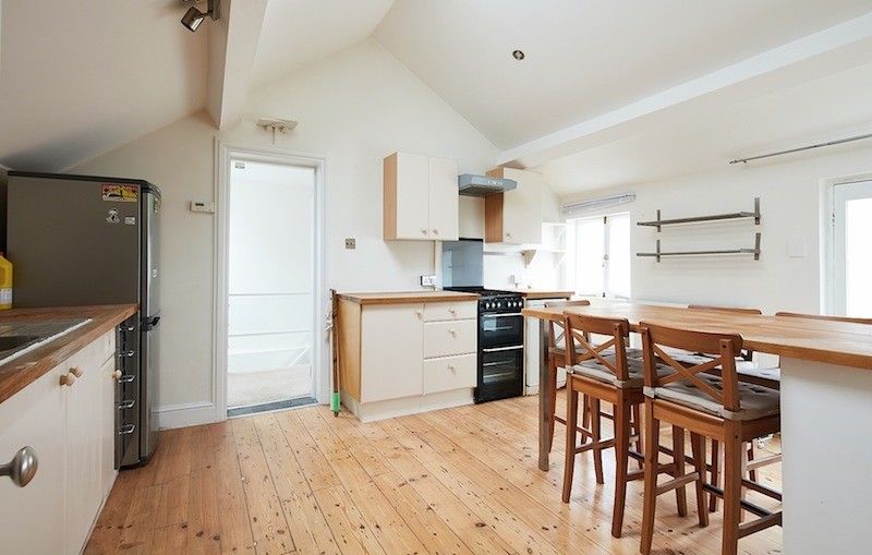 Idealmove's tweet photo. Newly redecorated, three bedroom #house with gated entrance, driveway for one car. ✔️
Rent £2395 
Deposit £2395 
Call us on 0207 249 9728 to book a viewing! ☎️
-> Double bedrooms with ensuite
-> Kitchen with all utensils
-> Offered furnished or unfurnished
-> Fitted wardrobes https://t.co/7taykXRjDM