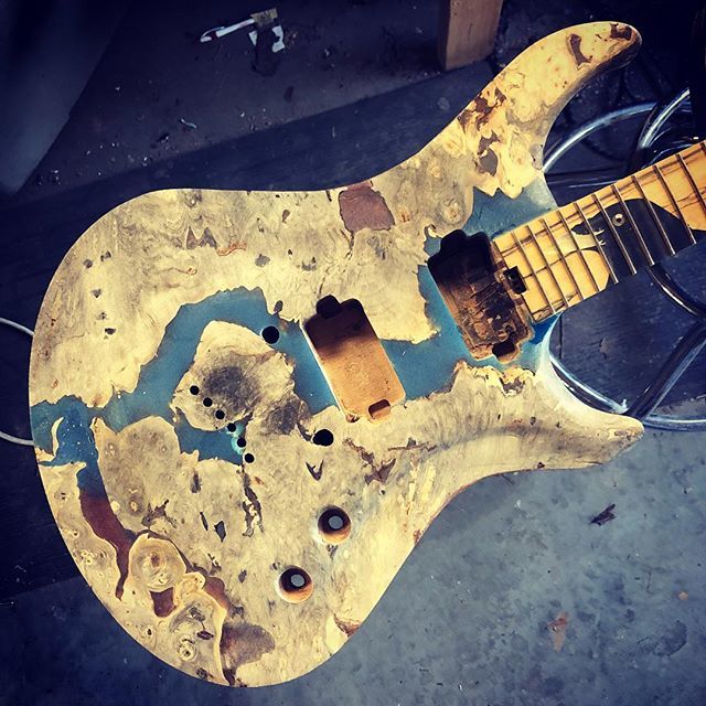 agapeguitars's tweet photo. The new top on Justin’s makeover is looking sweet! Added some burl bling to a formerly PITA section, digging it. Pics of the new headstock cap soonly! #agapeguitars #guitarsofinstagram #luthier #custom #handmade #boutique #guitar #electricguitar #customg… https://t.co/NjUPjgMeuS https://t.co/ralHeXpiUz
