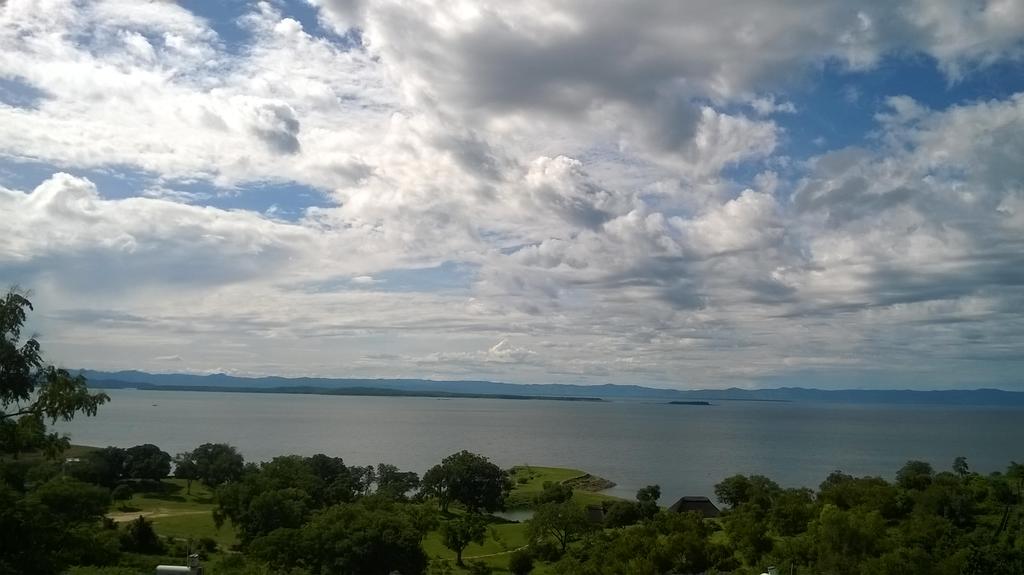 KaribaHolidays's tweet photo. #Kariba's #MzimkhuluLodge has lake-facing, air-conditioned bedrooms that offer views to kill for. Antelope Island is all yours. Make this your next home-away-from home in #Kariba. #TakeYourLeisureSeriously! #VisitKariba! #BePleasured! #KnowingTouch! https://t.co/hHdSlluo2W