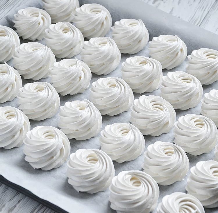 Meringues can be such a lovely summer dessert at your wedding fill with fruit and cream 😋 #weddinggoalsyorkshire