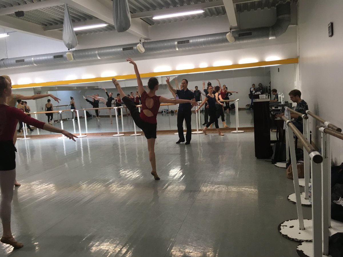 ClaireDutronc's tweet photo. #EnBaladeAvec @nikosaliagas et @Claire_Chazal sur @europe1, au cours danse #StudioHarmonic, il y a bien sûr le professeur mais aussi le pianiste qui rythment la séance :-)
Pour nous suivre et commenter jusqu'à 12h :
--> https://t.co/wQnsQ1XuP6 https://t.co/xXklcyW1Yq