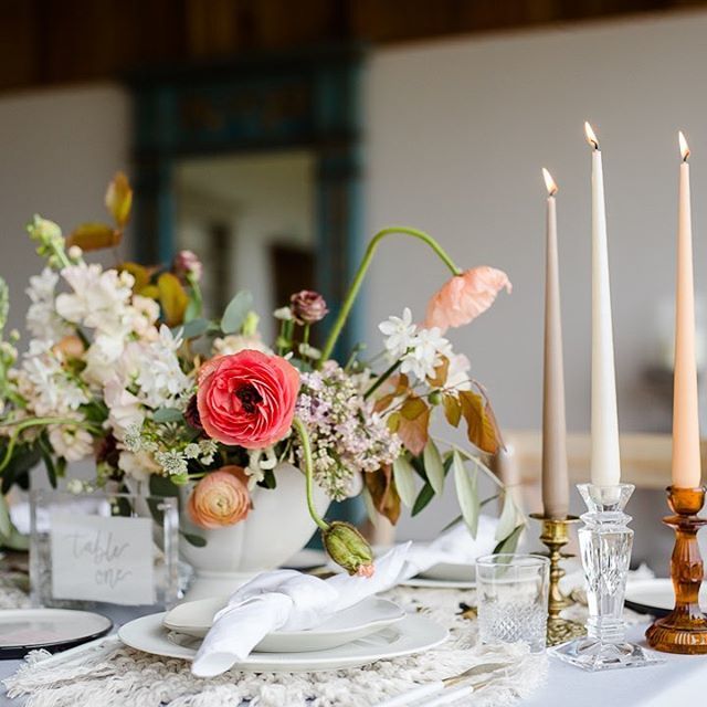 Give me wild undone florals over a neat arrangement any day of the week. Some of these gorgeous beauties are still going strong in my kitchen thanks to <a href="/thewildfoxuk/">The Wild Fox</a> &amp; I'm still crushing on this colour palette. 🌿🌾🌸
Styling &amp; Direction - <a href="/whatpdidnext/">What Peggy Did Next</a>… ift.tt/2jp1cgk