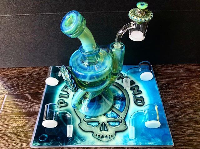 PieceOfMindSea's tweet photo. Just got in a fresh drop of @highlyeducatedti quartz gavels 🔥🔥🔥 Got a couple in size 10 mm &amp; 14 mm male. DM or stop by to purchase! The beautiful piece pictured is also available and was made by @jberryglass. •
•
•
#highlyeducated #gavel #206 #seattle #seattlesmokers #da… https://t.co/1vi9ipc6N8