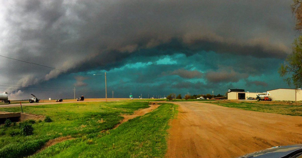 KatieTheWXLady's tweet photo. 2:35 PM: Turquoise sky behind a shelf cloud rolling eastward into Haviland, KS. Damaging winds possible! #kswx #kansas #storms #ksnw @KSNNews @KSNStormTrackr3 https://t.co/cHNR9N7MhW