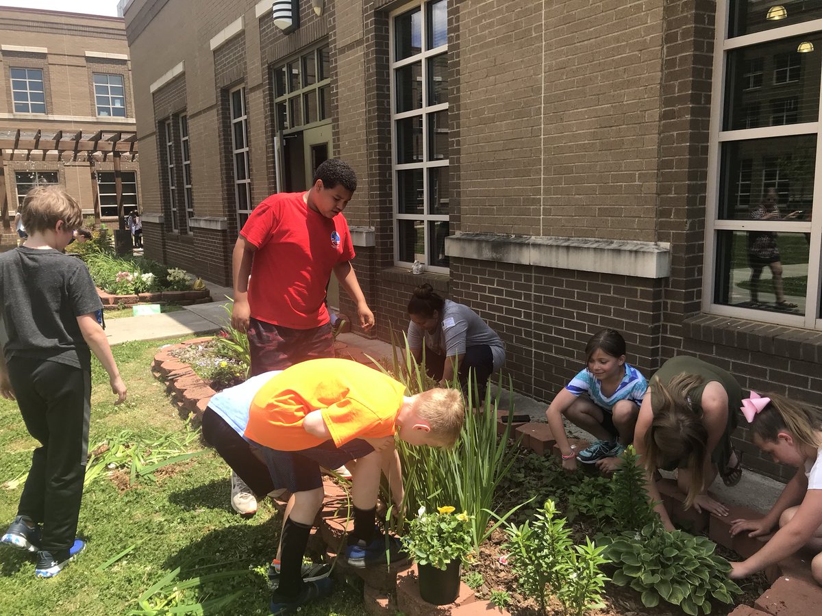 msquarlesclass's tweet photo. We enjoyed assisting in the GSES Flower Garden today! It feels great to be able to help out where it is needed! It’s all about #learning and #service in #5thGradewithMsQ✨ @HSVk12 @gsesowls https://t.co/KeUD8y0OTK