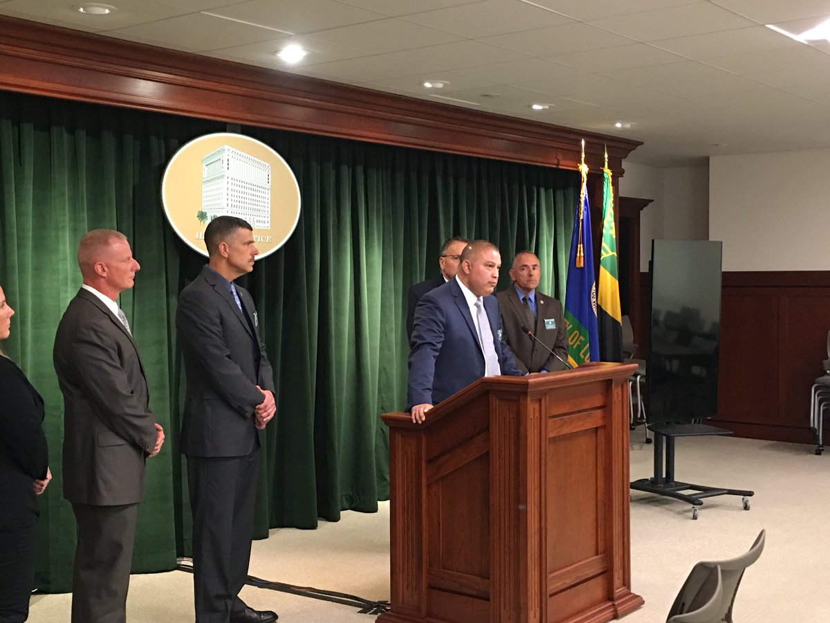 PIONicoleN's tweet image. .@LASDHQ Major Crimes Bureau Capt discussing the search for Wanted Parolee at Large Stephen Houk. Last seen in Bakersfield/Shafter area &amp;amp; considered ARMED &amp;amp; DANGEROUS. His gun &amp;amp; cell phone are still outstanding. Please call 911 or local law enforcement if you see him or have info