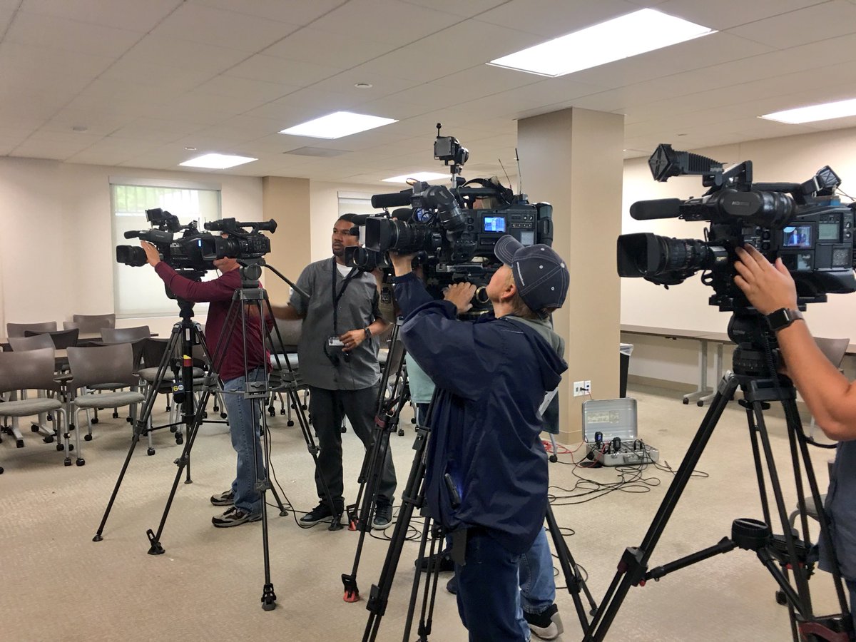 PIONicoleN's tweet image. .@LASDHQ Major Crimes Bureau Capt discussing the search for Wanted Parolee at Large Stephen Houk. Last seen in Bakersfield/Shafter area &amp;amp; considered ARMED &amp;amp; DANGEROUS. His gun &amp;amp; cell phone are still outstanding. Please call 911 or local law enforcement if you see him or have info