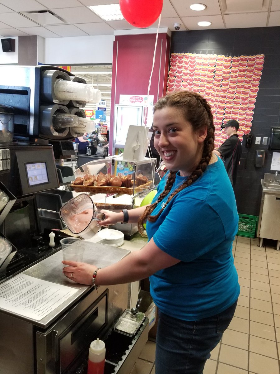 ssattlermcu's tweet photo. Mchappy day ! @MeridianCU is volunteering their time today to support @RVHFoundation @_RONALDMCDONALD @McDonalds @McDonaldsCanada #childandyouthmentalhealth #youthmentalhealth #Barrie #McHappyDay #teamessa https://t.co/1vo6fKVja2