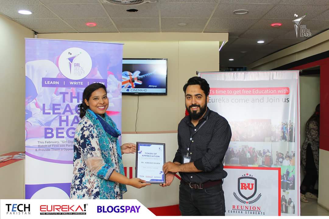 HumairaAnwaar's tweet photo. Done! with 3rd Batch of @EurekaMetro @Eureka_Metro for @girldigitallead. Its an amazing journey to bring digital empowerment &amp; hombased jobs via @BlogsPay https://t.co/mAoTJbtq8C
