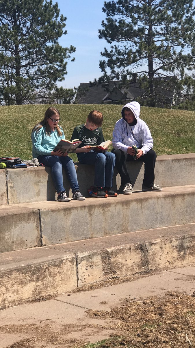 When it’s nice outside, we take reading to a new location❤️☀️