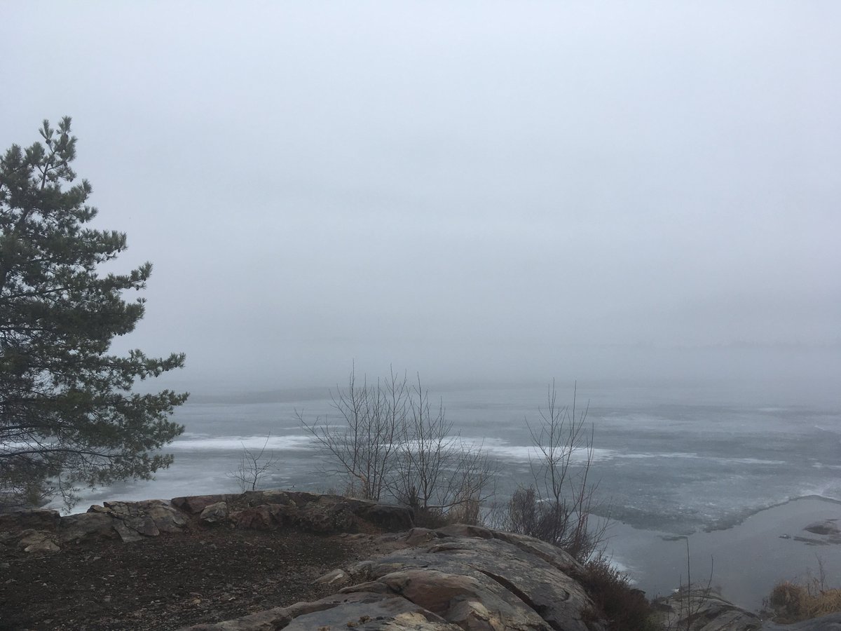 AvenSarah's tweet image. This is what it looks like when it’s 16°C and raining, but the lake’s still frozen. (Taken from @LaurentianU’s Living with Lakes Centre)