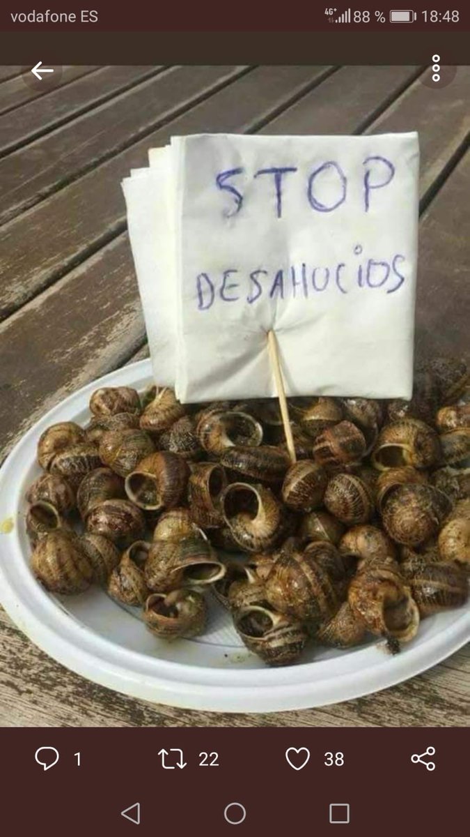 Tota la nostra solidaritat scout amb els animalons obligats a marxar de casa seva per la força. 🐌 #StopDesahucios