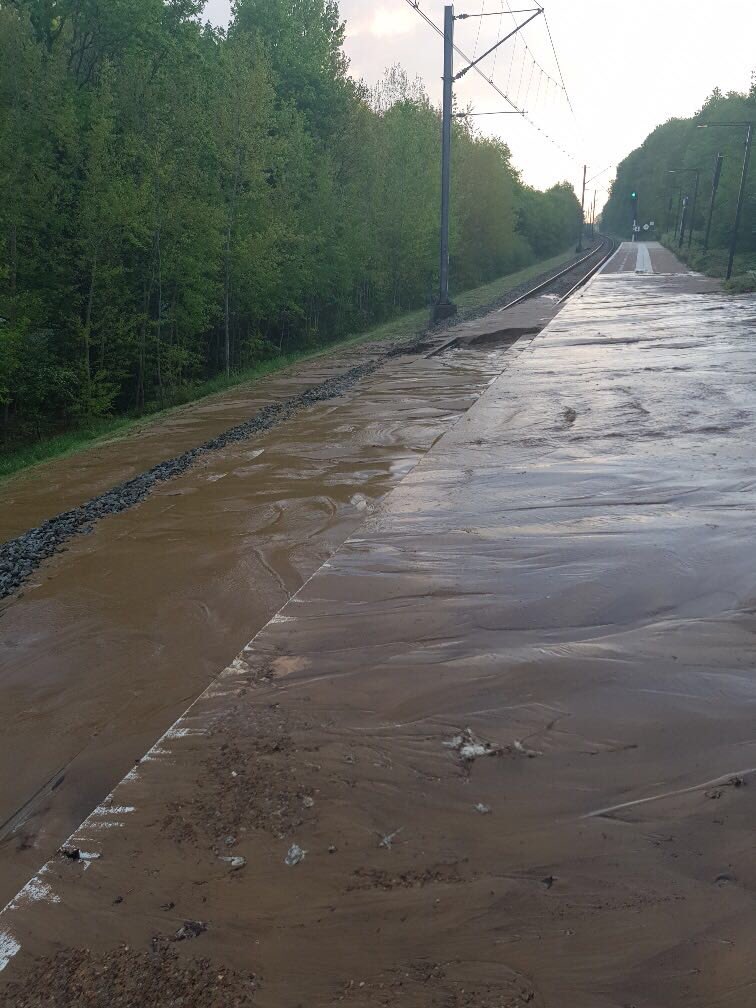 ProRail's tweet photo. Wat een verschil in #Rhenen 😲 @ASSETRail en @DuraVermeer leveren goed werk na de fikse schade aan het spoor door de waterleidingbreuk bij @Vitens van vanochtend 💪🏻 Het werk gaat nog zeker tot donderdagochtend door.  Check de reisplanner van @NS_online voor actuele reisinfo. https://t.co/iNTVkGNn6T