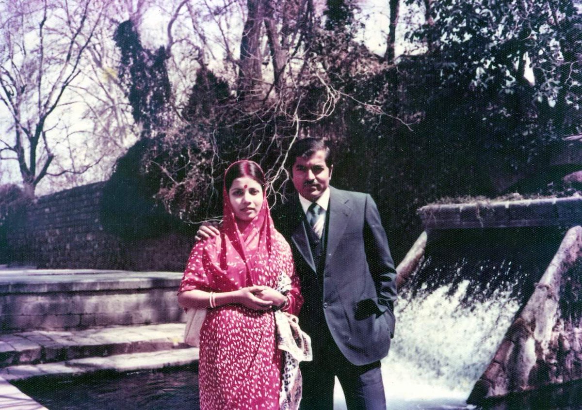 MukherjiRatna's tweet photo. My best moments with my husband.
#MomentNotOut
#2DaysTo102NotOut
@SrBachchan @chintskap @umeshkshukla
@saregamaglobal
🙏🙏🌹🌹🌹🌹🌹 https://t.co/Ox1d55uGHB