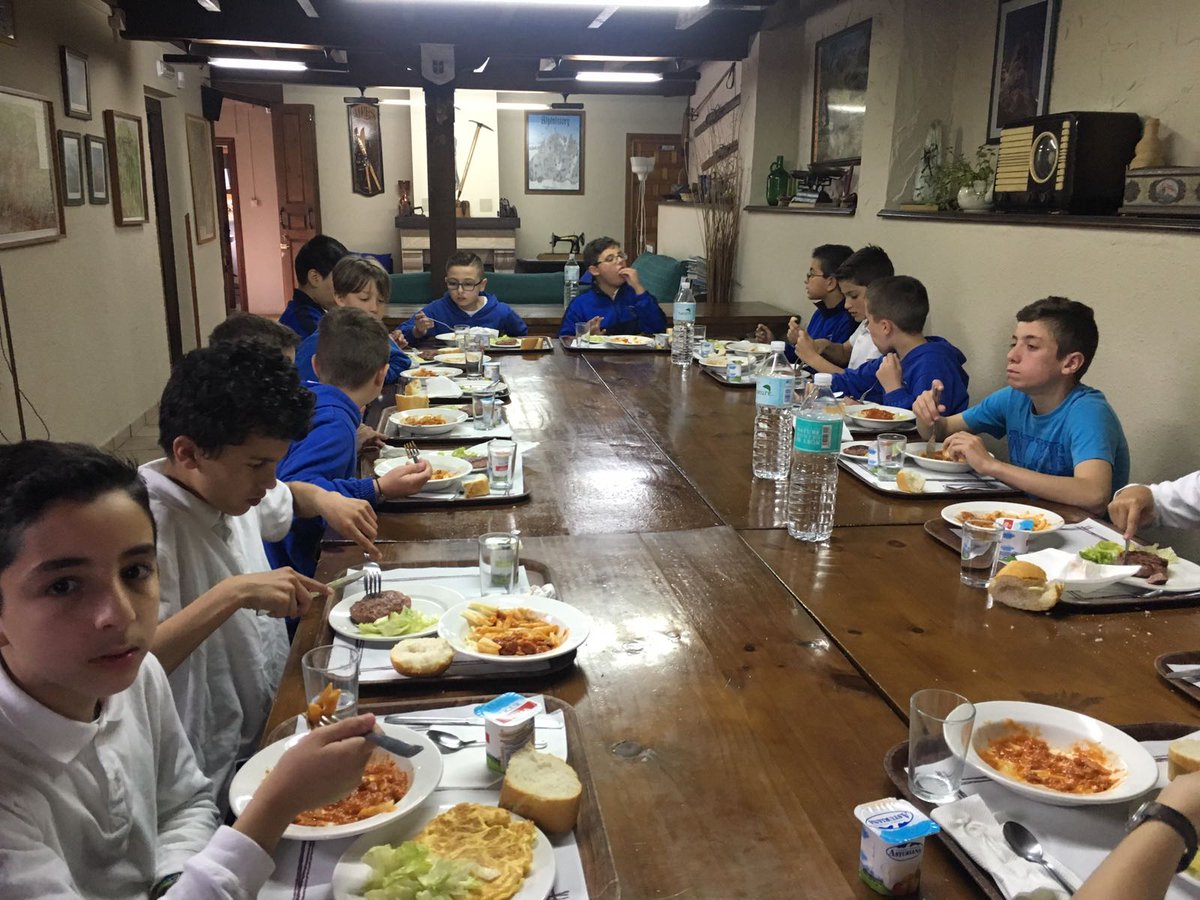 coleprincipado's tweet photo. Después de la comida visita a la #fundaciónquebrantahuesos. https://t.co/nKSAjsVVOx