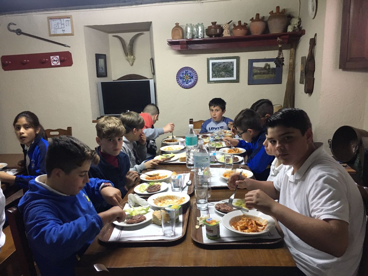 coleprincipado's tweet photo. Después de la comida visita a la #fundaciónquebrantahuesos. https://t.co/nKSAjsVVOx