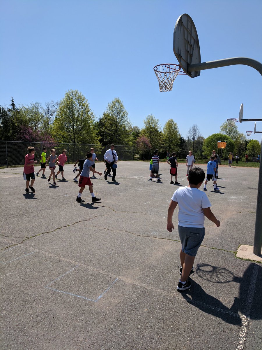 kputnick13's tweet photo. When your principal shows your fifth graders how to play basketball @jtcornely @MillRunLCPS https://t.co/sHG98HrH0D