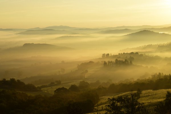 pikoffdotcom's tweet photo. [Photo]Mountain range scenery in fog at sunrise Free stock photos 2.83MB - https://t.co/Y445gRUTQq https://t.co/UY9lotu4AI
