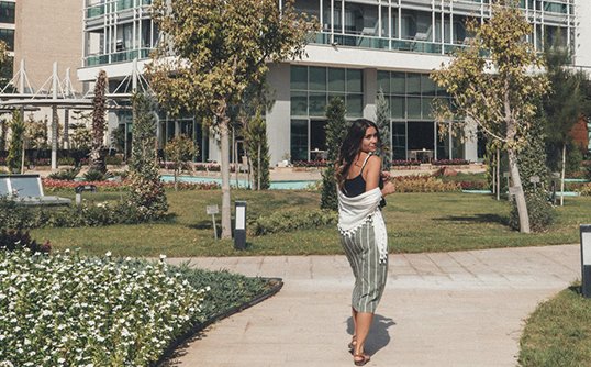 iwantherjob's tweet photo. See this gorgeous photo? See that amazing hotel in the background? Learn what brings both together in our interview with #travel vlogger and @bestwestern influencer @HeyNadine. →https://t.co/LAwVS8RAZ2 #GoGetRewarded #Sponsored https://t.co/PzyYVMHUD9