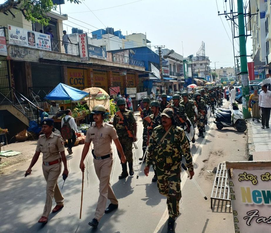 DCPWestBCP's tweet photo. ಇಂದು ಚಂದ್ರ ಲೇಔಟ್, ವಿಜಯನಗರ, ಬ್ಯಾಟರಾಯನಪುರ, &amp; ಮಾಗಡಿರಸ್ತೆ ಪೊಲೀಸರು ಅರೆಸೇನಾ ಪಡೆಗಳೊಂದಿಗೆ ವಿಧಾನಸಭೆ ಚುನಾವಣೆ-2018 ರ ಹಿನ್ನಲೆಯಲ್ಲಿ ಠಾಣಾ ಸರಹದ್ದಿನಲ್ಲಿ ಪಥಸಂಚಲನ ನಡೆಸಿರುತ್ತಾರೆ.|#ಶಾಂತಿಯುತಚುನಾವಣೆಯಕಡೆ #ನಮ್ಮಪಡೆಗಳನಡೆ  |#KarnatakaElections2018|#PoliceRouteMarch |#AreaDominationContinued @BlrCityPolice https://t.co/NjIS9tZDrK
