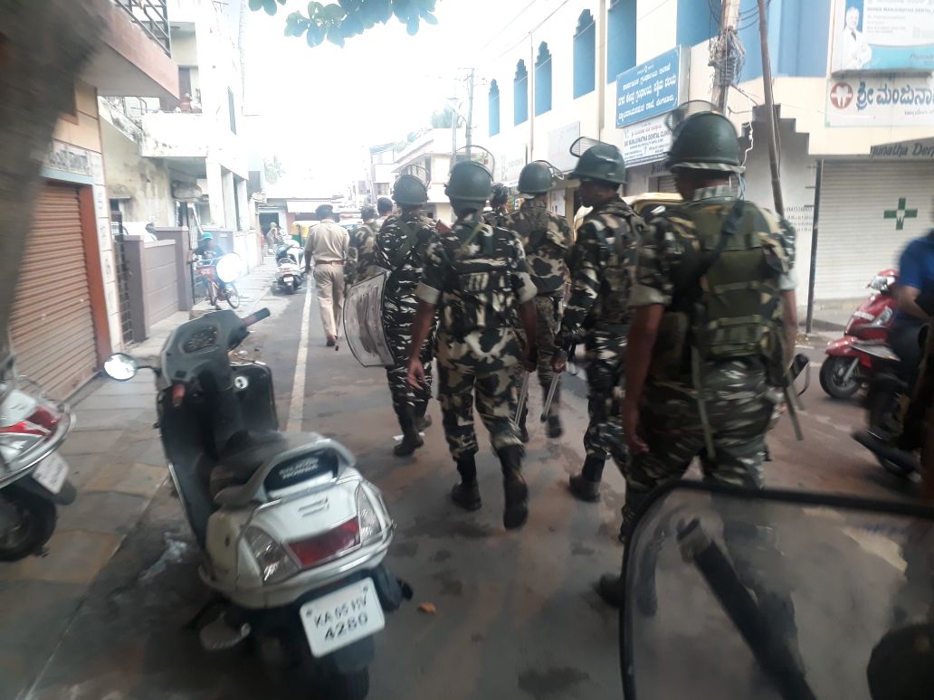 DCPWestBCP's tweet photo. ಇಂದು ಚಂದ್ರ ಲೇಔಟ್, ವಿಜಯನಗರ, ಬ್ಯಾಟರಾಯನಪುರ, &amp; ಮಾಗಡಿರಸ್ತೆ ಪೊಲೀಸರು ಅರೆಸೇನಾ ಪಡೆಗಳೊಂದಿಗೆ ವಿಧಾನಸಭೆ ಚುನಾವಣೆ-2018 ರ ಹಿನ್ನಲೆಯಲ್ಲಿ ಠಾಣಾ ಸರಹದ್ದಿನಲ್ಲಿ ಪಥಸಂಚಲನ ನಡೆಸಿರುತ್ತಾರೆ.|#ಶಾಂತಿಯುತಚುನಾವಣೆಯಕಡೆ #ನಮ್ಮಪಡೆಗಳನಡೆ  |#KarnatakaElections2018|#PoliceRouteMarch |#AreaDominationContinued @BlrCityPolice https://t.co/NjIS9tZDrK