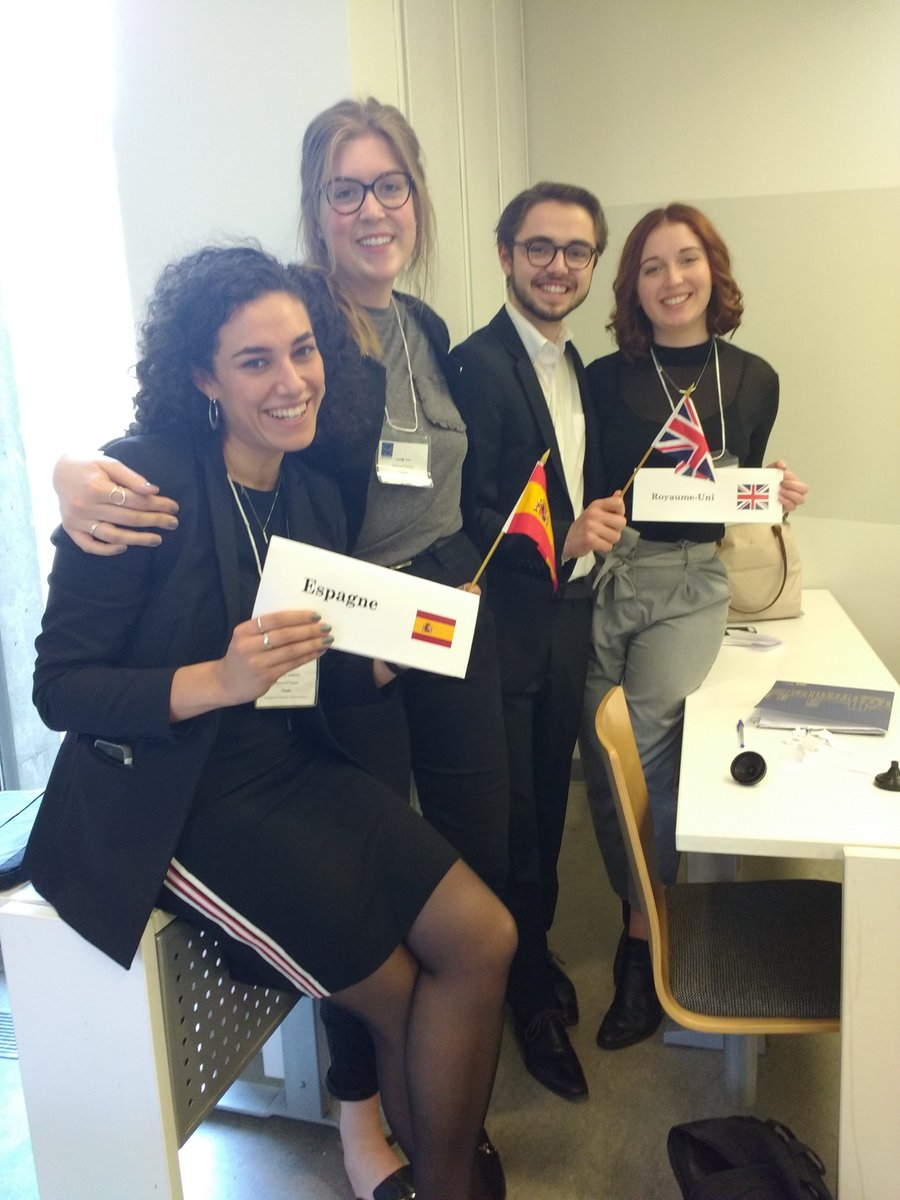Royaume-Uni 2018 (@royaumeuni2018) on Twitter photo En signe de paix et d'amitié le comité #ecofin du Royaume de l'Espagne et le Royaume-Uni se tendent la main.
Diplomatiquement vôtre,
Sa Majesté. 😍 #squadgoals #scueudem <a href="/SCUEEspagne/">Royaume d'Espagne</a> En signe de paix et d'amitié le comité #ecofin du Royaume de l'Espagne et le Royaume-Uni se tendent la main.
Diplomatiquement vôtre,
Sa Majesté. 😍 #squadgoals #scueudem <a href="/SCUEEspagne/">Royaume d'Espagne</a>