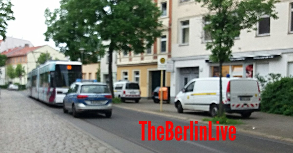 TheBerlinLive's tweet photo. was ist denn da los @BVG_Tram wendeschleife Haeckelstrasse #Tram60 Johannisthal https://t.co/8anjyYcOGI