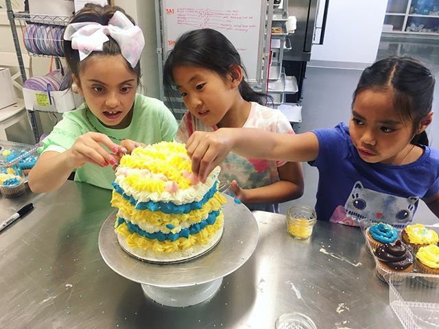 HalfBakedCo's tweet photo. Another super fun #cake and #cupcake decorating #birthdayparty at the #bakery this past weekend, book your kidβs party next before we fill up! #partyvenue #halfbakedco #burbankbakery #decoratingparty #cakedecorating #cupcakedecorating https://t.co/ycr6iifk2y https://t.co/9U1TOD8Fu5