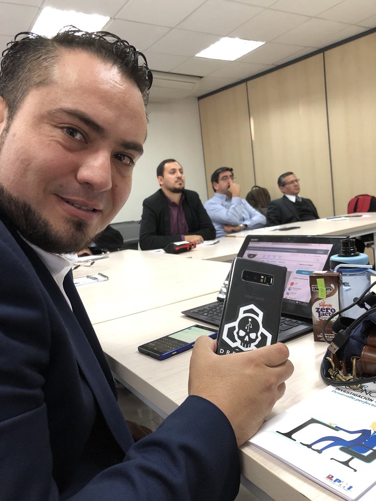 DreamlabLatam's tweet image. Clientes y amigos felices con nuestro nuevo sticker de #Dreamlab #Keeponhacking