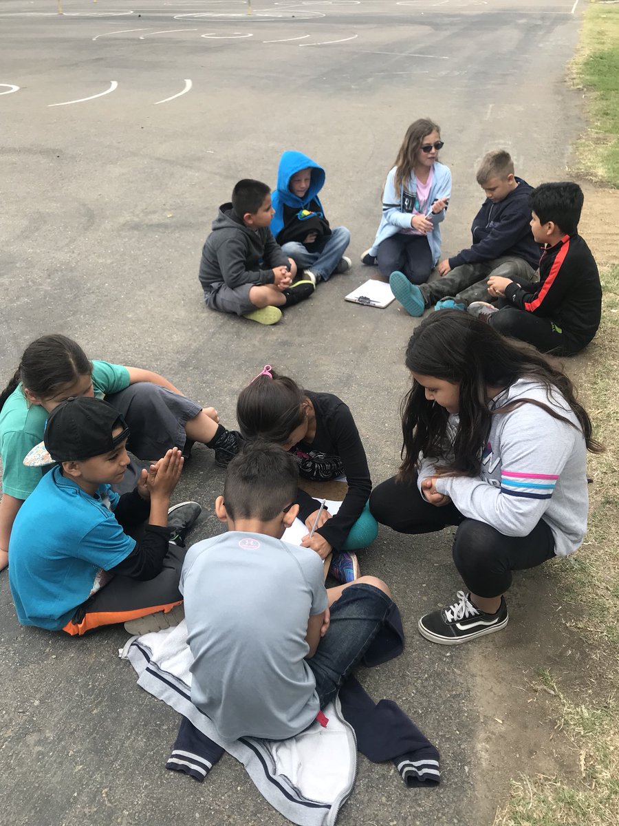 MrsTongzon's tweet photo. My seconds designing and building a bridge! @CajonValleyUSD @Hall_Hawks #makerbus https://t.co/8LO56MG2Zy