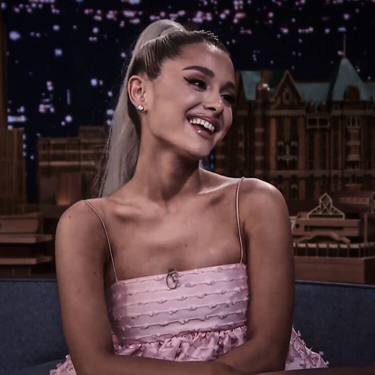 inthediamondss's tweet photo. : ♡because of 
                     your smile 
my heart beats faster ⋆⁎⁺˳✧༚
      #ARIANAGRANDE https://t.co/pKZQpaCyHe