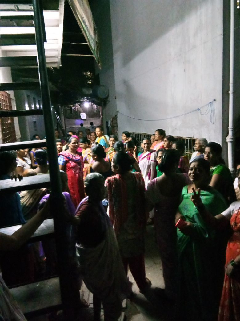 AnubhutiTrust's tweet photo. A large number of women came out under "Bamanwada Mahila Vikas Samiti" to voice their right to accessible toilets in their community located in Vile Parle East- proving strength in numbers. #SaathiZindabad https://t.co/dTRSxCiy2P