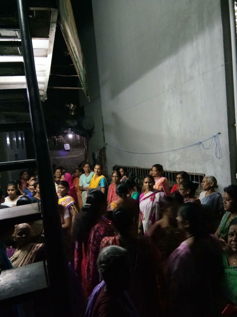 AnubhutiTrust's tweet photo. A large number of women came out under "Bamanwada Mahila Vikas Samiti" to voice their right to accessible toilets in their community located in Vile Parle East- proving strength in numbers. #SaathiZindabad https://t.co/dTRSxCiy2P