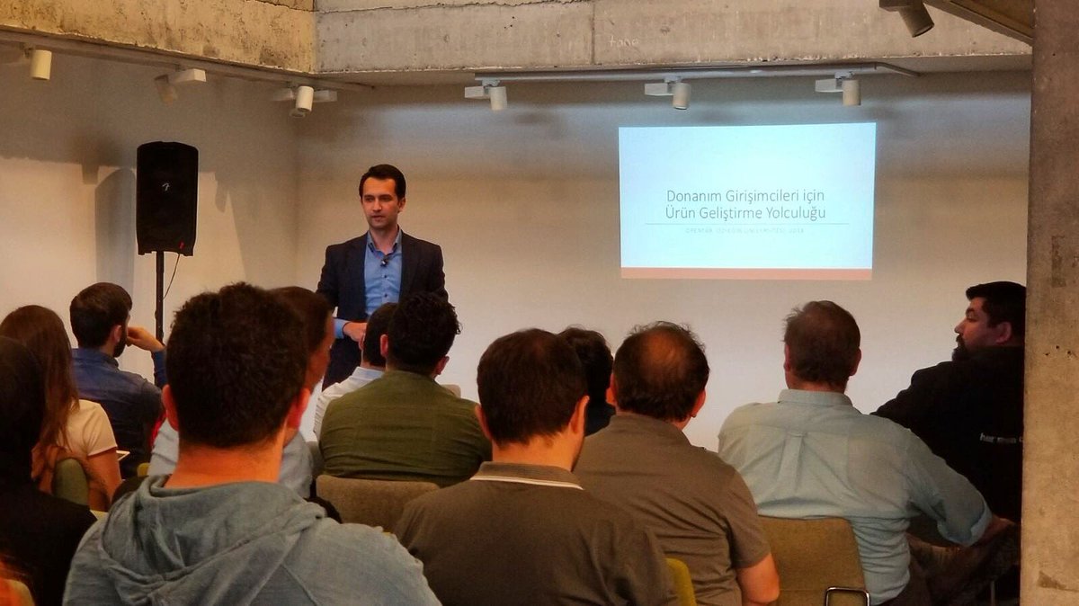 Girişimcileri konu alan İstanbul Maker-Meet Up’ta Erdem İnanç
‘Donanım girişimcileri için ürün geliştirme yolculuğu’ konulu sunumunu yapıyor! #makerhareketi #makermeetup #maker