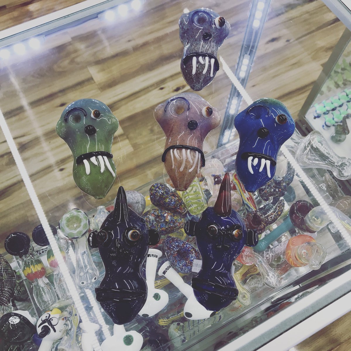 Custom skull pieces are in come get your own while they last #spooky #calle8 #calle8miami #worldofsmokenvapecalle8 #smokingaccessories #wecarryall #bestsmokingselection #bubblers #bestsmokingbrands #chilling #ilovesmoke #vapensmokeshop #smokeshop #miamismokers #smokewithus