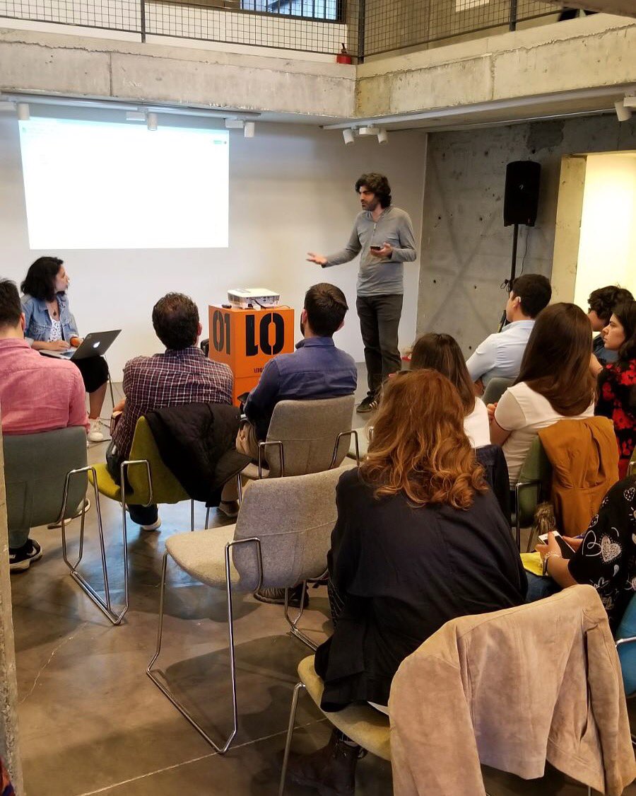 Bager Akbay ‘Etkinlik Atölyeleri, Ekip Kurma ve Bütçelendirme Teknikleri’ konulu konuşmasını gerçekleştiriyor! #makerhareketi #makermeetup #maker